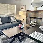 Clean, Cozy 1-Bedroom Near Plaza District #32C